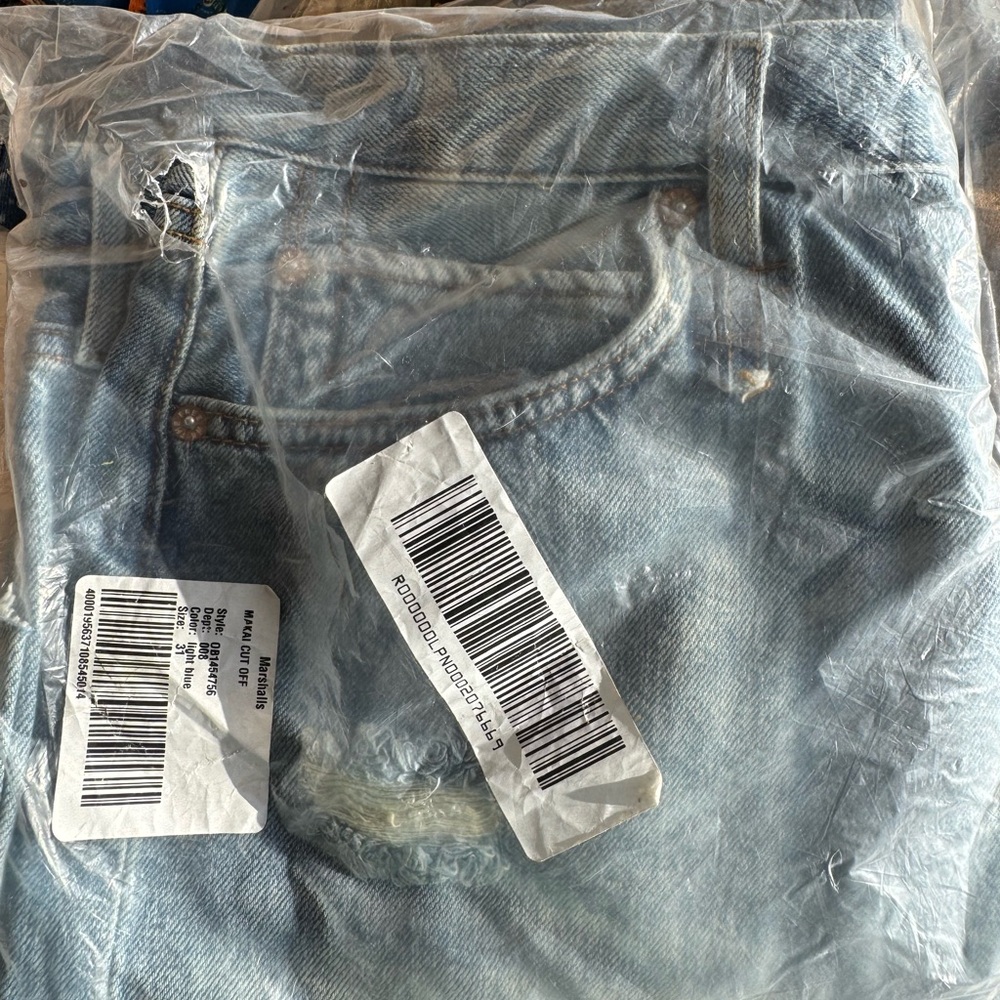 🎉LAST PIECE‎ 🎉 FREE PEOPLE Makai Distressed Denim Shorts - Picture 4 of 5